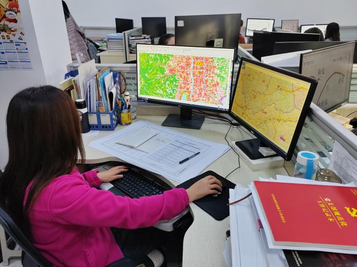 一張紙質(zhì)地圖，制作需要通過測、編、繪、印四個步驟。圖為工作人員正在處理外業(yè)調(diào)繪數(shù)據(jù)?！「呷鸱?攝