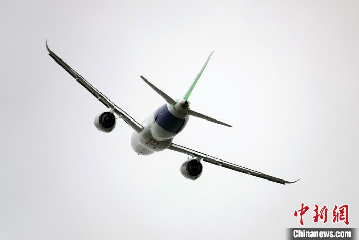 中國C919大型客機(jī)在航展上進(jìn)行精彩飛行表演?！?lt;a target='_blank' href='/'>中新社</a>記者 孫自法 攝