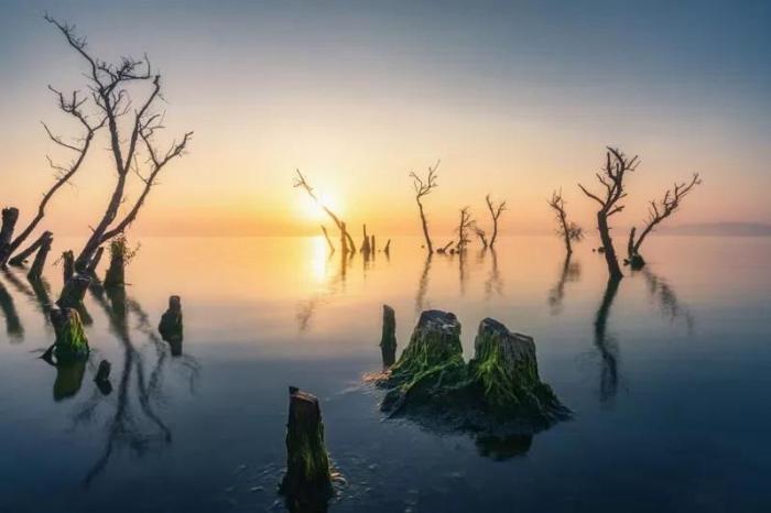 南滇池日出。圖片來源：臺灣《經(jīng)濟日報》