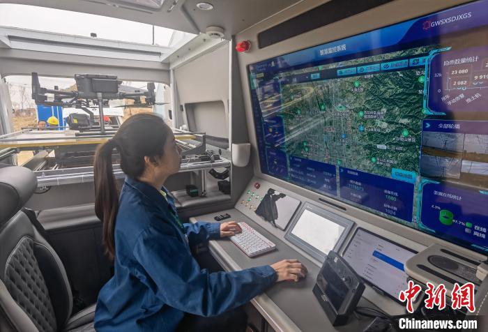 王一慧正在查看智能巡檢系統(tǒng)?！W(wǎng)山西省電力公司供圖