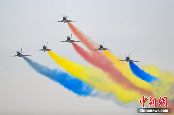 圖為“八一”飛行表演隊拉起彩煙。