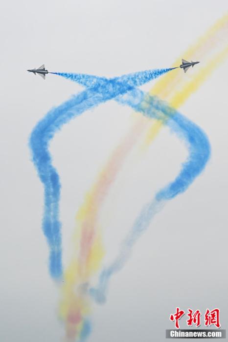 圖為“八一”飛行表演隊拉起彩煙。