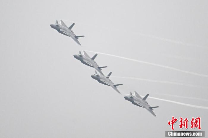 圖為殲-20在航展上表演。