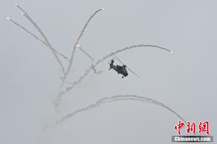 圖為直-10進(jìn)行飛行表演。