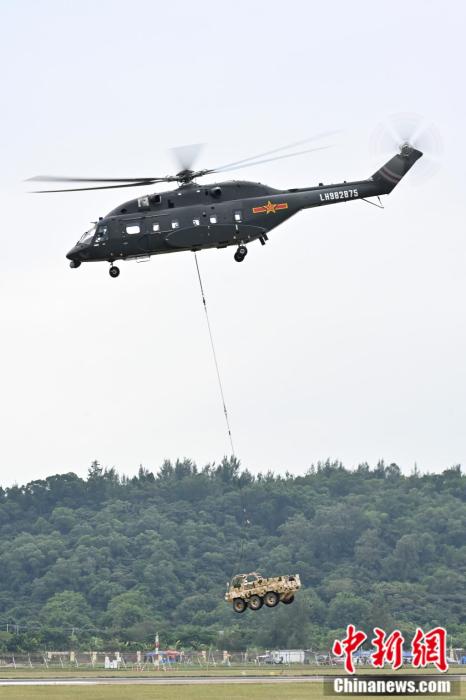 圖為直-8L進(jìn)行飛行表演。