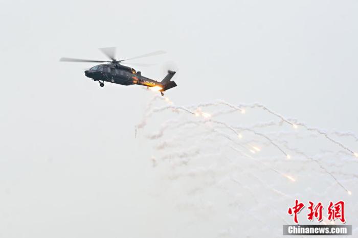 圖為直-20進(jìn)行飛行表演。