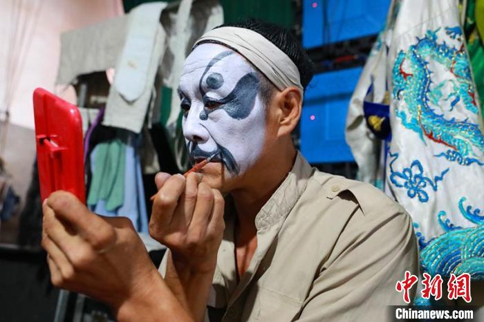 河北省邢臺(tái)市任澤區(qū)南路絲弦劇團(tuán)團(tuán)員在化妝?！∷谓?攝