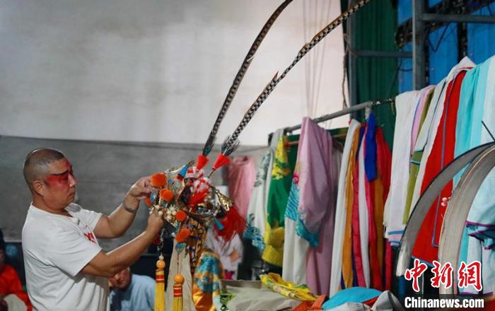 河北省邢臺(tái)市任澤區(qū)南路絲弦劇團(tuán)團(tuán)員在整理演出盔頭。　宋杰 攝