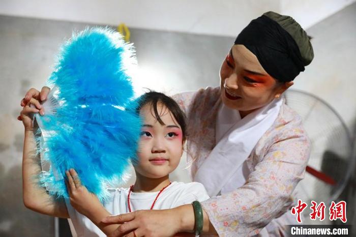 河北省邢臺(tái)市任澤區(qū)南路絲弦劇團(tuán)團(tuán)員在教當(dāng)?shù)匦∨笥驯硌荨！∷谓?攝