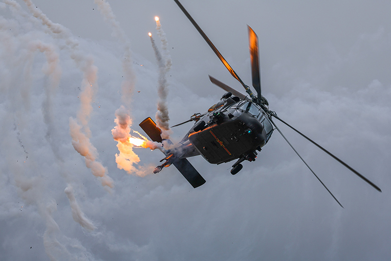 11月8日，直-20武裝直升機(jī)進(jìn)行飛行展示。（圖源：新華社）