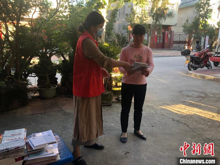 愛溪書屋工作人員送書上門。　福建省委宣傳部印刷發(fā)行處 供圖