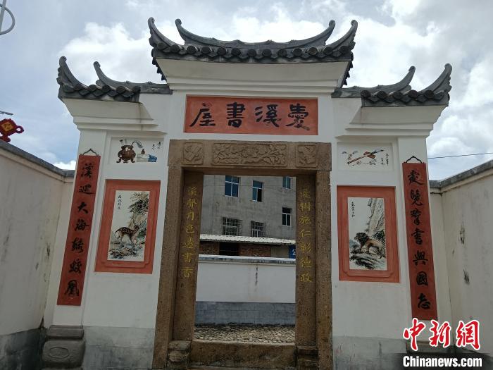 愛溪書屋成為當(dāng)?shù)卮龠M(jìn)鄉(xiāng)風(fēng)文明的“加油站”和“助推器”。　福建省委宣傳部印刷發(fā)行處 供圖