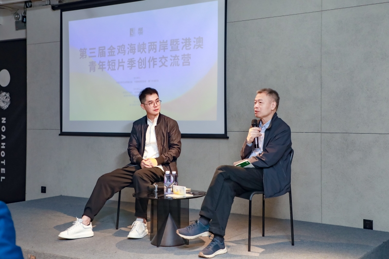 中國金雞百花電影節(jié)國際影展部部長張馳（左），中國電影資料館（中國電影藝術(shù)研究中心）資深研究員李迅（右）