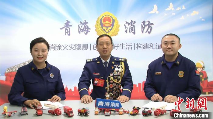 圖為黨的二十大代表巴才洛與網(wǎng)友互動交流?！∏嗪Ｏ拦﹫D