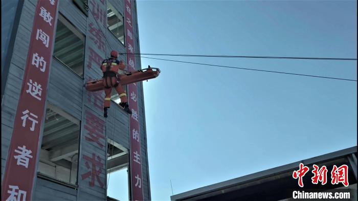 圖為山岳救援科目展示?！∏嗪Ｏ拦﹫D