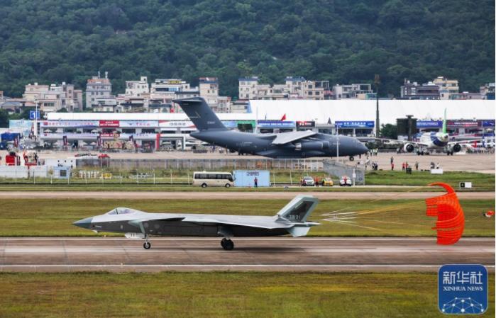 在第十四屆中國航展上，殲-20(前)降落珠海機場后從運油-20前滑過(11月8日攝)。新華社記者 劉大偉 攝