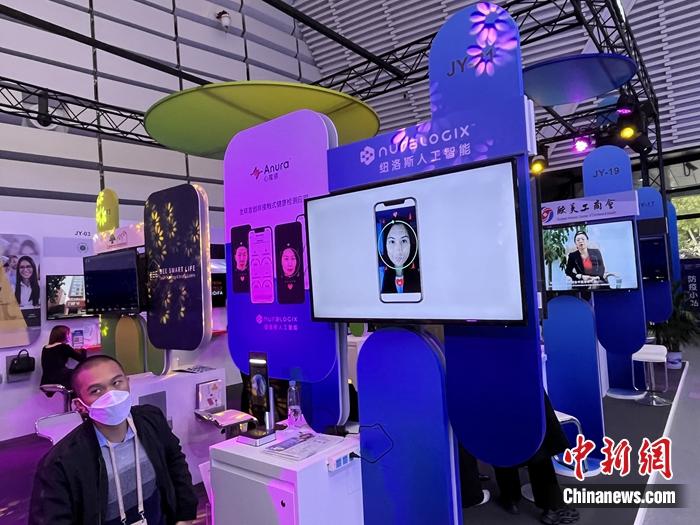 刷臉測(cè)試健康狀態(tài)。<a target='_blank' href='/' >中新網(wǎng)</a>記者 吳濤 攝