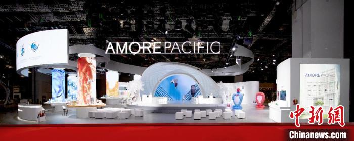 本次進(jìn)博會(huì)上，愛茉莉太平洋展臺(tái)以 “愛茉莉之心”為設(shè)計(jì)靈感?！圮岳蛱窖蠊﹫D