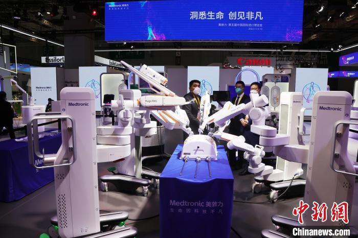 美敦力“機(jī)器人總動(dòng)員”，三大手術(shù)輔助機(jī)器人解決方案集體亮相。　湯彥俊 攝