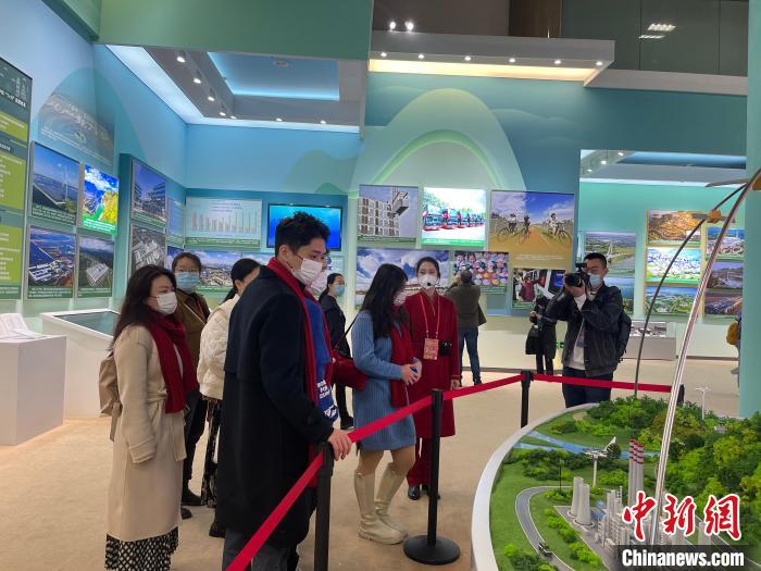 臺灣青年參觀“奮進新時代”展覽：感知大陸面貌，把握時代脈搏