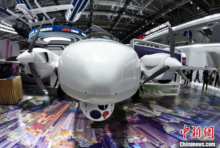 中國航展上，中國電科參展的“戰(zhàn)鴻”載人固定翼空中應(yīng)急指揮機?！?lt;a target='_blank' href='/'>中新社</a>記者 孫自法 攝