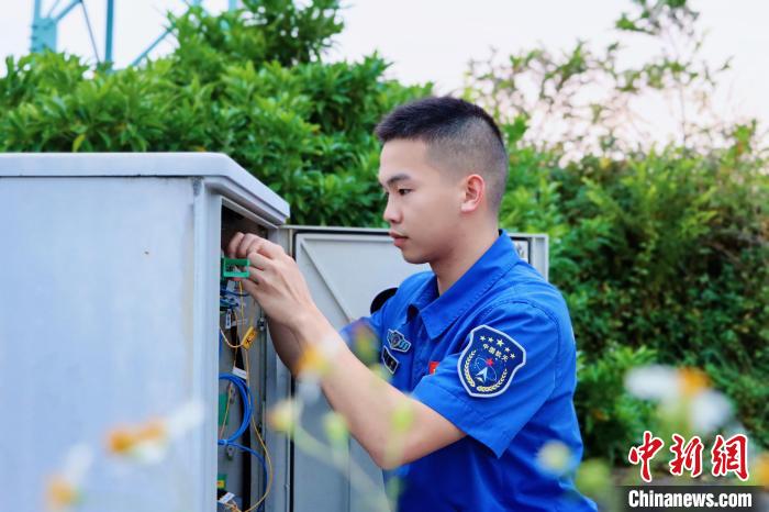 圖為駱文斌在點(diǎn)號(hào)排查故障。　魯浩 　攝