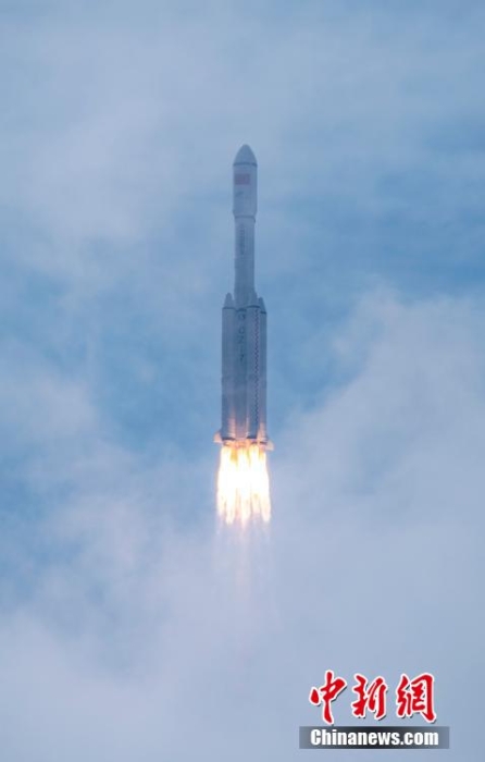 圖為搭載天舟五號(hào)貨運(yùn)飛船的長(zhǎng)征七號(hào)遙六運(yùn)載火箭點(diǎn)火升空。 駱云飛 攝