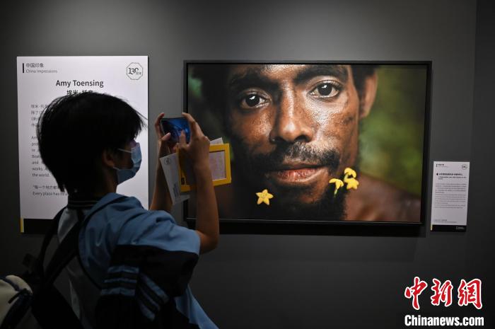 圖為攝影作品《以花飾而自豪的米卡姆布特人》?！∮峋?攝