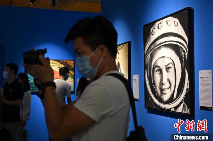 圖為攝影作品《首位女宇航員——瓦蓮京娜？捷列什科娃》?！∮峋?攝