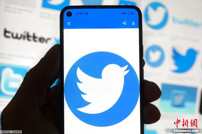 資料圖：2022年10月14日，波士頓的手機(jī)上顯示推特logo。