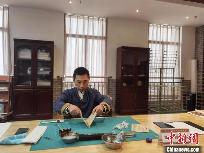 圖為中醫(yī)古籍修復(fù)展示?！≈苎嗔?攝