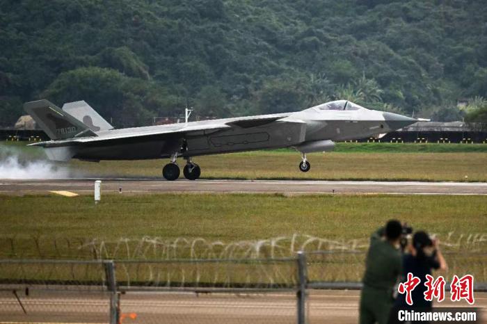 殲-20完成飛行展示后降落在航展現(xiàn)場?！￡愺K旻 攝