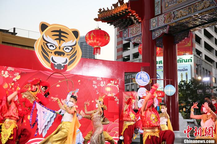 資料圖：2022年1月29日，“點(diǎn)亮耀華力”春節(jié)燈光展在泰國(guó)曼谷唐人街開(kāi)幕，藝術(shù)家們?cè)陂_(kāi)幕式上表演。 <a target='_blank' href='/'>中新社</a>記者 王國(guó)安 攝