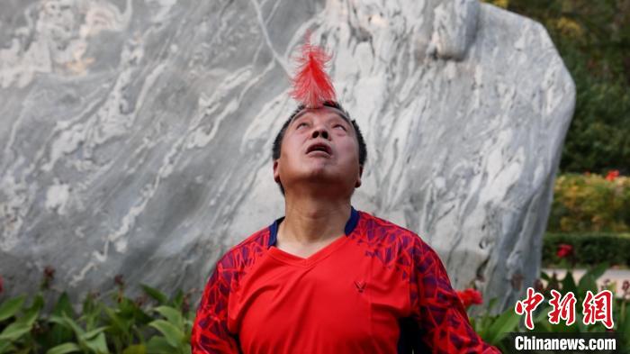 圖為白賀成表演花樣踢法“喜鵲登枝”。　臧振清 攝