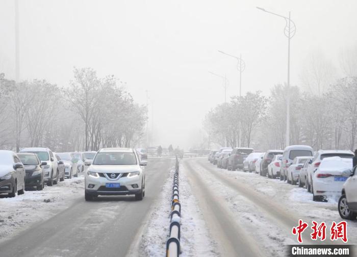 車(chē)輛在霧中緩慢行駛?！「啐埌?攝