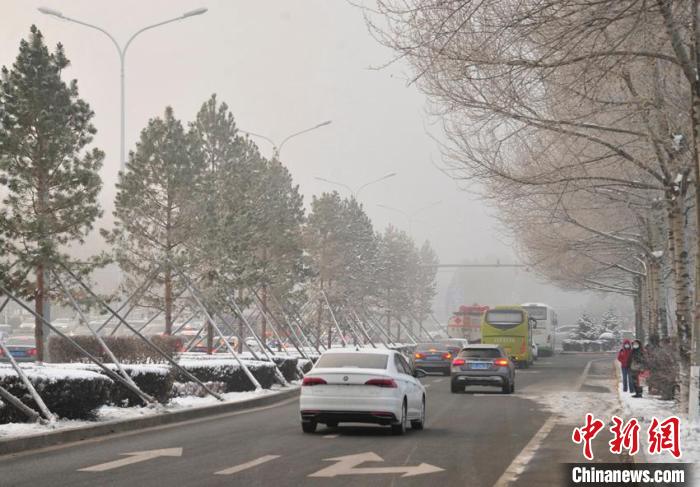 車(chē)輛在霧中緩慢行駛?！「啐埌?攝