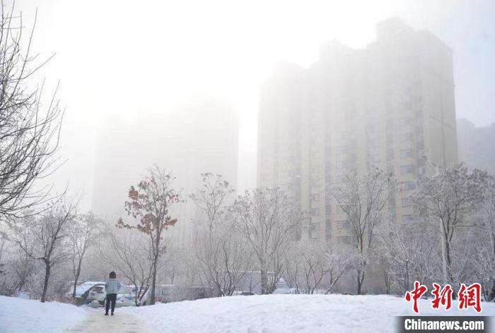 城市中的建筑物在霧氣中若隱若現(xiàn)?！「啐埌?攝