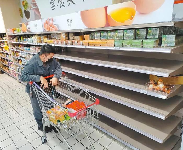 資料圖：2022年初，臺(tái)北一大賣場(chǎng)貨架上的雞蛋全部被搶光。圖片來(lái)源：臺(tái)灣《中國(guó)時(shí)報(bào)》鄭任南攝