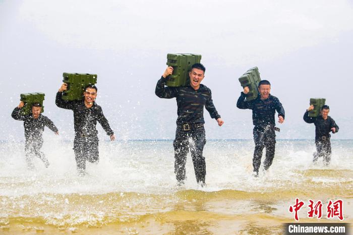 特戰(zhàn)隊(duì)員在海水中進(jìn)行負(fù)重沖刺訓(xùn)練。　孔凡澤 攝