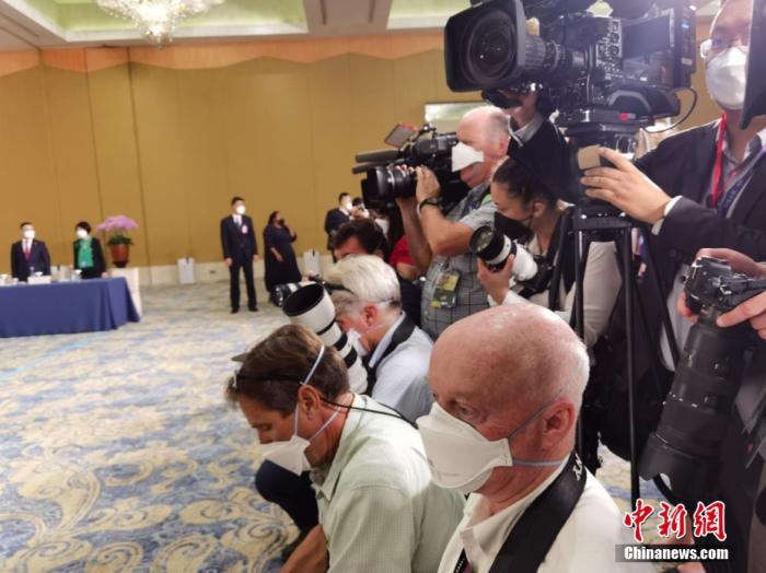 當?shù)貢r間11月14日下午，中國國家主席習近平將在巴厘島中國代表團駐地同美國總統(tǒng)拜登舉行會晤。圖為中美元首會晤現(xiàn)場的“長槍短炮”。<a target='_blank' href='/'>中新社</a>記者 郭金超 攝