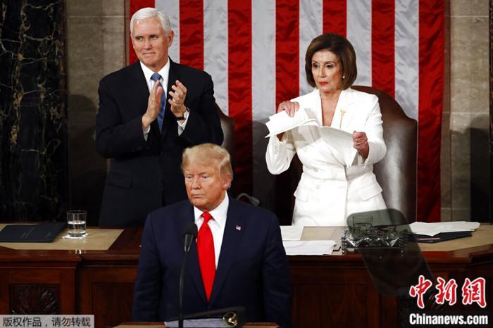 2020年2月4日，美國國會聯(lián)席會議上，佩洛西撕毀了特朗普的國情咨文副本。