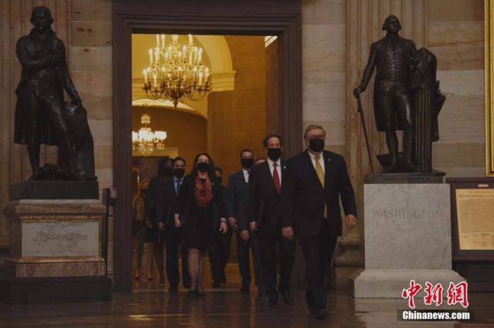 當(dāng)?shù)貢r間2021年2月9日，美國國會對特朗普二次彈劾案進(jìn)行審判。圖為眾院民主黨彈劾經(jīng)理等走向參院。<a target='_blank' href='/'>中新社</a>記者 陳孟統(tǒng) 攝