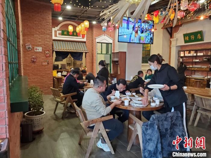 慕名前來的食客絡繹不絕?！∈茉L者供圖