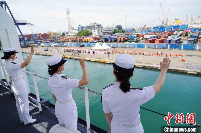 任務(wù)官兵向送行人員揮手告別。　孫飛 攝