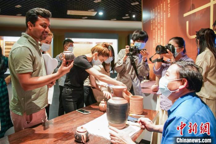 境外媒體代表與陶藝大師交流?！￡惞谘?攝