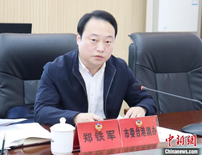 寧德市政協(xié)委員、市委臺(tái)港澳辦主任鄭鐵軍發(fā)言。　林榕生 攝