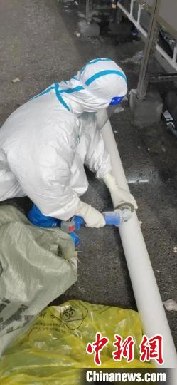 維保人員維修水管 中建八局 供圖 維保人員維修水管 中建八局 供圖