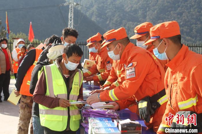 消防員發(fā)放宣傳資料?！钣例?　攝