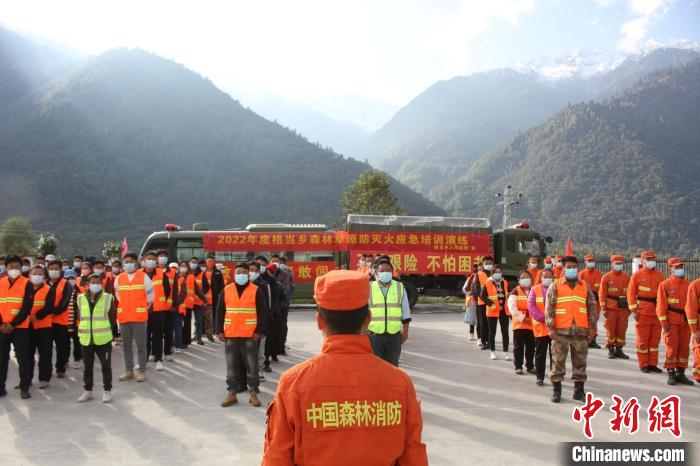 森林草原防滅火應(yīng)急培訓(xùn)演練?！钣例?　攝