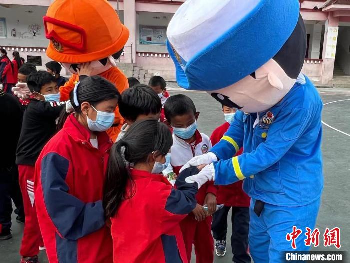 消防員與小朋友互動(dòng)交流。　楊永龍 　攝